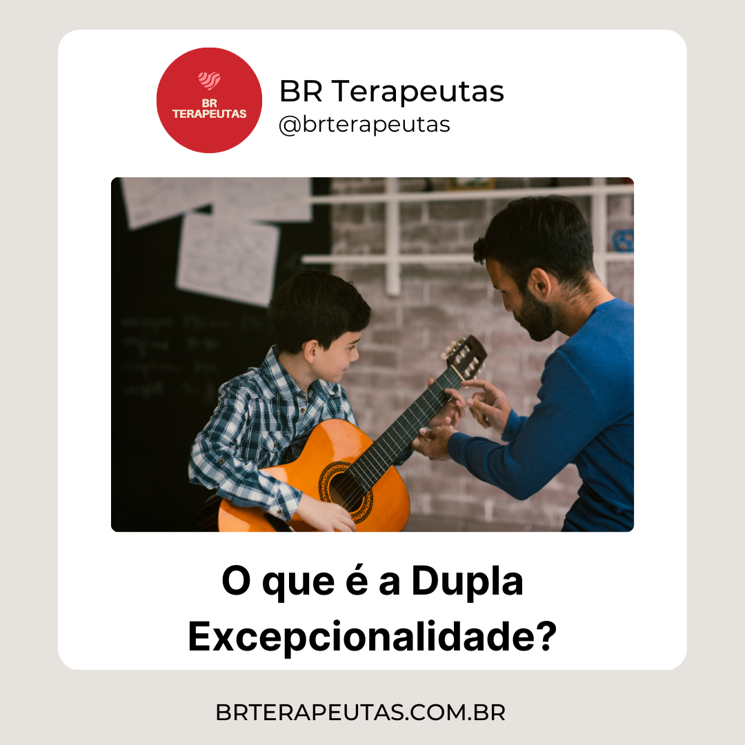 Foto de um garoto superdotado com dupla excepcionalidade tocando violão.